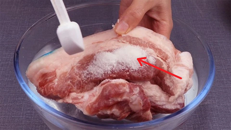 Dùng thứ ngọt lịm tim để rã đông thịt tưởng trò đùa ai ngờ hiệu quả, 7-10 phút là thịt mềm ngay
