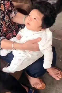Em bé 40 ngày tuổi “gây sốt” cõi mạng với mái tóc đen dày độc lạ