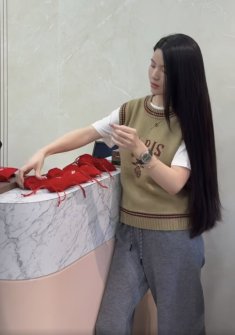 Giá vàng lên đỉnh lịch sử, bà xã cầu thủ ĐTQG Quang Hải vẫn mua vàng tặng bảo mẫu để con trai được cưng như trứng