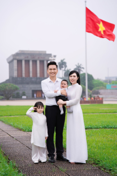 Hai nhóc tỳ nhà nam MC nổi tiếng VTV gây chú ý với bộ ảnh kỷ niệm hướng tới ngày 30/4