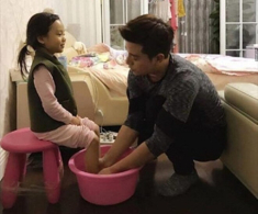 Hàng xóm gửi ảnh của vợ kèm lời nhắn “Chú thật may mắn”, chồng bỏ việc về gấp, thấy cảnh đau lòng