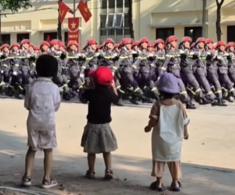 Hành động cực đáng yêu của 3 đứa trẻ khi đang nghịch cát thì đoàn diễu binh 30/4 đi ngang qua gây sốt MXH Việt