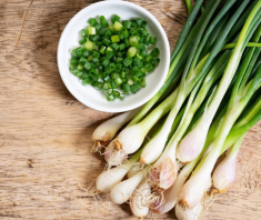 Hành lá mua về nhanh úa hỏng, đem ngâm trong nước này rồi bảo quản để lâu vẫn xanh tươi