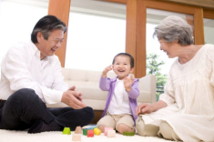 Hết hè về quê đón con lên phố học, anh rể bỗng đưa ra thẻ ngân hàng kèm điều kiện khiến tôi sững sờ