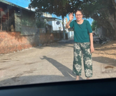 Hết Tết, mẹ đẻ, mẹ chồng DV Lê Phương ra tận ngõ tiễn con cháu lên thành phố, nhìn kỹ thấy đôi mắt rớm lệ