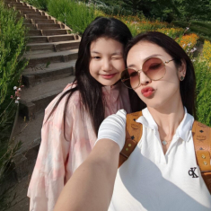 Hoa hậu Jennifer Phạm tung bộ ảnh du lịch hè cùng gia đình, nhan sắc con gái dậy thì gây chú ý vì quá xinh