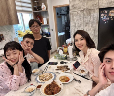 “Hoa hậu kiếm 10 tỷ mỗi tháng” nấu món ăn bình dân cho con, nhiều người khen “mẹ quá giỏi”