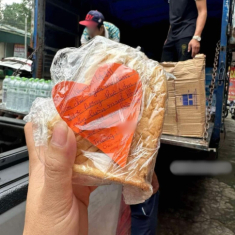 Học sinh lớp 4 Hà Nội góp đồ ăn cứu trợ bão lũ, dòng chữ viết trên từng gói bánh khiến nhiều người xúc động