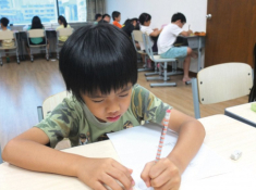 Học sinh tiểu học làm văn kể về “bố của em”, cô giáo đọc xong đỏ cả mặt