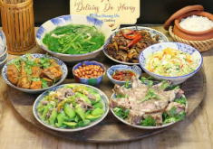 Hôm nay nấu gì: Bữa ăn nhiều thịt cá nhưng chẳng thiếu rau, nhìn chỉ muốn về nhà nấu thử