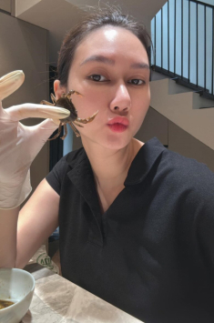 Hương Giang mang bầu vẫn hì hục ngồi cả buổi làm cua, đáp bình luận “gái phố bây giờ mới biết sờ vào con cua”