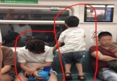 Khung cảnh trái ngược của 2 bà mẹ trên chuyến tàu đưa con về quê nghỉ hè gây tranh cãi