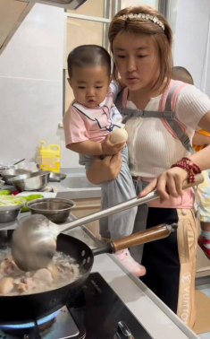 Làm mẹ đơn thân, nữ diễn viên xinh đẹp khiến ai cũng sốc với cảnh một nách hai con trong bếp