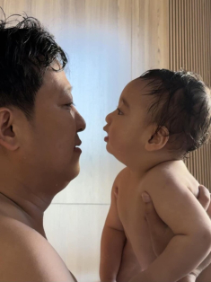 Lần đầu diện mạo con trai Nhã Phương được công khai, bé Hope điển trai, mắt to, mũi cao giống y đúc Trường Giang