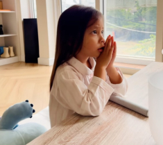 Lisa con gái Hồ Ngọc Hà chuẩn gái Việt chính hiệu, nói tiếng Quảng Bình ngọt lim, biết đọc cả văn khấn