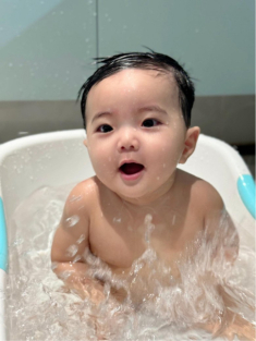 Lisa nhà Phan Hiển 9 tháng nặng 10 ký, Khánh Thi thừa nhận mắc một “lỗi” khiến con bị nhận nhầm giới tính