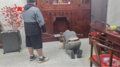 Mạng xã hội lan truyền bức ảnh bố quỳ gối xuống đất cho con trai đánh, biết nguyên nhân nhiều người xót xa