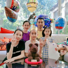 Mẫu nữ 3 con 13 năm chưa thay vú em, cho bảo mẫu sống trong biệt thự triệu đô, tặng vòng kim cương