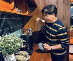 “MC giàu nhất Việt Nam” đãi bạn bè bữa ăn đầy sắc màu trong căn nhà mới giữa rừng