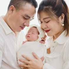 MC Hoàng Linh “Chúng tôi là chiến sĩ” 10 năm mới có con với chồng, ái nữ 8 tháng có hàng lông mi “trời ban”