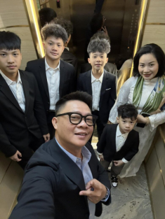 MC nổi tiếng nhất nhì VTV sinh 4 con trai, đặt tên các quý tử 3 chữ theo họ Trần của bố giống hệt nhau