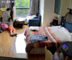 Mẹ bỉm ngất xỉu, camera ghi lại diễn biến hành động của con gái 3 tuổi khiến cõi mạng nể phục