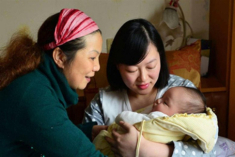 Mẹ chồng bĩu môi chê tôi sinh con nhẹ cân nhất phòng đẻ, 1 tháng sau bà tặng 500 triệu kèm một mẩu giấy