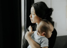 Mẹ chồng bỗng cho tôi 2 cây vàng, sau khi nghe em dâu nói mỗi tháng chi 10 triệu/tháng thuê bảo mẫu chăm con