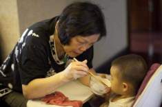 Mẹ chồng khen chị dâu tháng nào cũng biếu bà 20 triệu/tháng, tôi đáp lại một câu khiến bà tái mặt