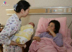 Mẹ chồng mang quần áo cũ tặng cháu sơ sinh, tôi tức điên nhưng khi thấy túi vải đỏ bên trong thì chết lặng