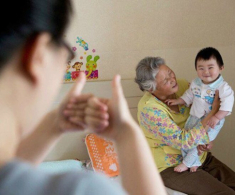 Mẹ chồng ngủ một mình nhưng luôn nói “Đêm nào cũng có người kéo chăn”, tôi bí mật xem camera thì òa khóc