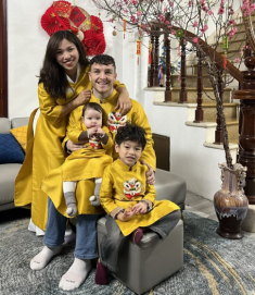 Mẹ đơn thân Hà Nội lấy chồng Tây điển trai quen qua mạng, con riêng và bố dượng ngoại hình giống hệt nhau