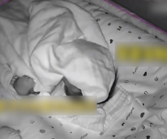 Mẹ ra ngoài để con ở nhà với bố, xem camera thấy cảnh tượng hãi hùng với đứa trẻ