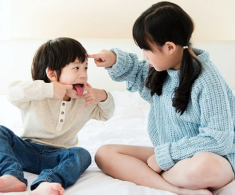 “Mẹ thích con hay chị hơn?”, trả lời “Mẹ yêu cả hai” là sai bét, đây mới là đáp án thông minh