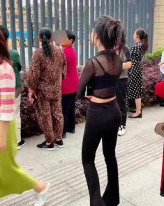 Mẹ trẻ diện trang phục phản cảm đến trường đón con, các phụ huynh khác nhìn mà đỏ mặt