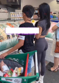 Mẹ trẻ mặc quần tập gym đi siêu thị cùng con, ai cũng lắc đầu ngán ngẩm