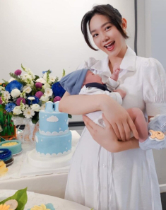 Minh Hằng chăm con vất vả suốt từ 6h sáng đến 11h đêm, từng định đặt tên con là Hyun Bin