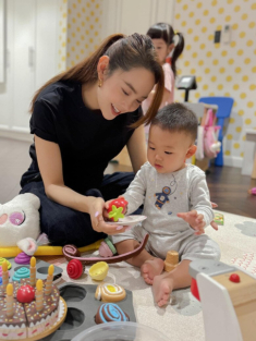 Minh Hằng nhàn tênh nhờ em chồng nấu ăn dặm cho con trai, loạt món cầu kỳ chuẩn hào môn, có cả món “vũ nữ chân dài”