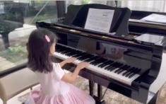 Mới 6 tuổi, con gái Đặng Thu Thảo đã được rèn hội hoạ, piano…chuẩn đại tiểu thư hào môn