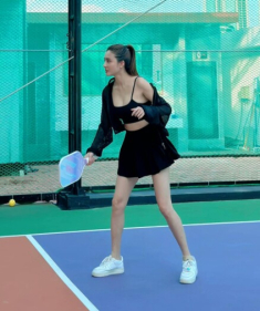 Mỹ nhân mặc áo 2 dây chơi pickleball đẹp hút hồn, tưởng gái 18 hoá ra là mẹ đơn thân U40, họ hàng với Thuỷ Tiên Công Vinh