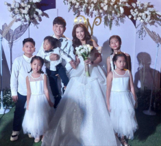 Nam ca sĩ họ Văn cưới vợ đẹp kém 8 tuổi, sinh 5 con đặt tên giống hệt nhau, sống trong biệt thự 30 tỷ