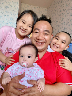 Nam diễn viên 1m50 từng “si mê” Tăng Thanh Hà giờ lấy vợ trẻ đẹp kém 9 tuổi, U50 chuẩn bị lên chức bố bỉm 4 con
