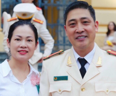 Nam DV gây sốt với cảnh tắm bùn cùng gái xinh: Đời thực là Trung tá Công an có vợ ngân hàng, 51 tuổi làm bố bỉm 4 con