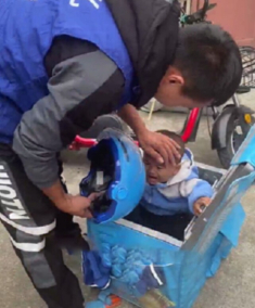 Nam shipper làm bố đơn thân, bỏ con trai 3 tuổi vào thùng đi giao hàng, ai nhìn cũng xót xa