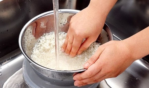 Nấu cơm đừng chỉ cho mỗi nước, nhớ thêm 2 thứ này, không cần nồi xịn, cơm vẫn dẻo thơm khó tin!