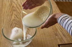Nấu cơm, người cho thêm giấm, người thêm dầu ăn, đầu bếp mách cách nấu đơn giản mà hạt cơm căng bóng, dẻo thơm ít ai biết