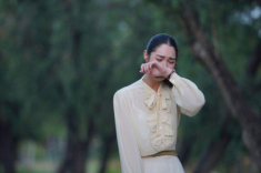 Ngày nào đi học về con gái cũng ra sau hè rất lâu, tôi lén đi theo thì thất kinh khi nghe câu đứa trẻ đang lẩm bẩm