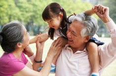 Nghỉ hè gửi con gái về quê, lúc gọi hỏi thăm tôi điếng người khi thấy thứ đồ bố chồng cho cháu