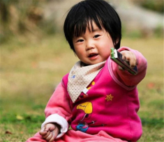 Nghỉ hè gửi con về quê nhờ bà chăm, 1 tháng sau về đón con mẹ tá hoả không nhận ra con gái xinh ngày nào