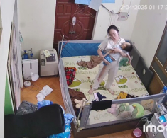 Người mẹ đang bế con trên giường thì đột ngột ngất xỉu sau nhiều đêm thức trắng, hoàn cảnh phía sau quá éo le